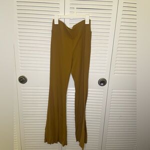 Soft bell bottom pants 🌼